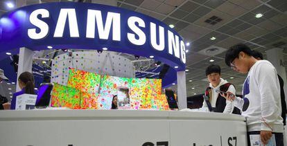 Visitantes utilizan dispositivos Samsung durante una feria de electrónica en Seúl.