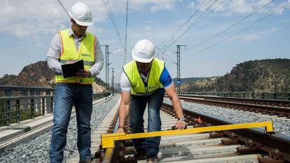 Técnicos de Ineco en un tramo de la red ferroviaria de alta velocidad en España.
