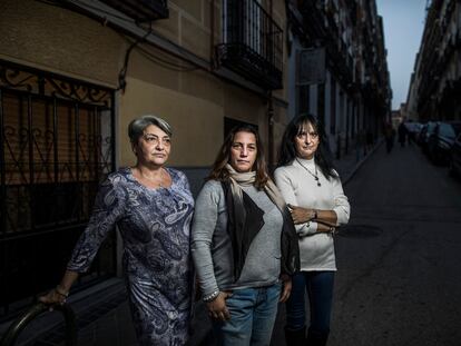 Desde la izquierda, Esther, Angelines y Toñi, afectadas por la deuda con la Agencia de Vivienda Social de la Comunidad de Madrid.