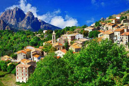 Los pintorescos pueblos de Ota y Evisa (en la imagen), sobre las colinas de Porto, en la costa occidental de Córcega, son perfectos para una excursión de un día. Aunque Ota forma parte de la misma municipalidad que Porto, es muy diferente: tranquilo, montañoso e impasible al flujo de turistas. Algo más arriba, Evisa es un paraíso para el senderismo. El pueblo ofrece varias rutas de larga distancia y tiene un flujo regular de andarines entre abril y octubre. También es conocido por sus castañas, de las que se obtiene harina, mermelada y dulces. El hermoso e informativo Sentier des Châtaigniers atraviesa algunos de los castañares del pueblo.