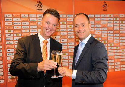 Van Gaal y el presidente de la federaci&oacute;n holandesa.