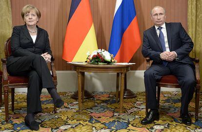 La canciller alemana, Angela Merkel (izq), y el presidente ruso, Vladímir Putin, mantienen un encuentro en Deauville, Normandía (Francia). La reunión bilateral se celebró antes de asistir a los actos de conmemoración del 70 aniversario del Desembarco de Normandía.