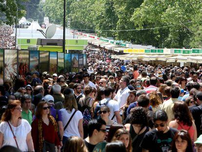 El público visita la Feria del Libro de Madrid, en la edición de 2017. 