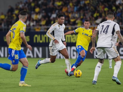 Bellingham conduce el balón frente al Cádiz.