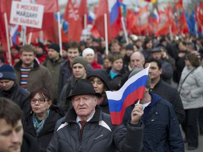 Partidarios de la pol&iacute;tica del Kremlin en Crimea marchan en Mosc&uacute;.