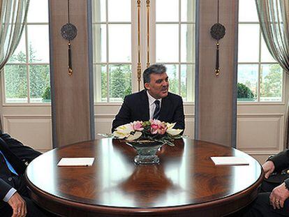 El presidente turco Abdulá Gul, centro, el primer ministro, Recep Tayyip Erdogan, y el jefe del Alto Mando militar, el general Ilker Basbug, hoy durante su reunión en Ankara