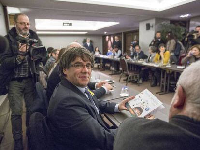 Carles Puigdemont, reunido este miércoles con miembros de su partido en un hotel de Bruselas.