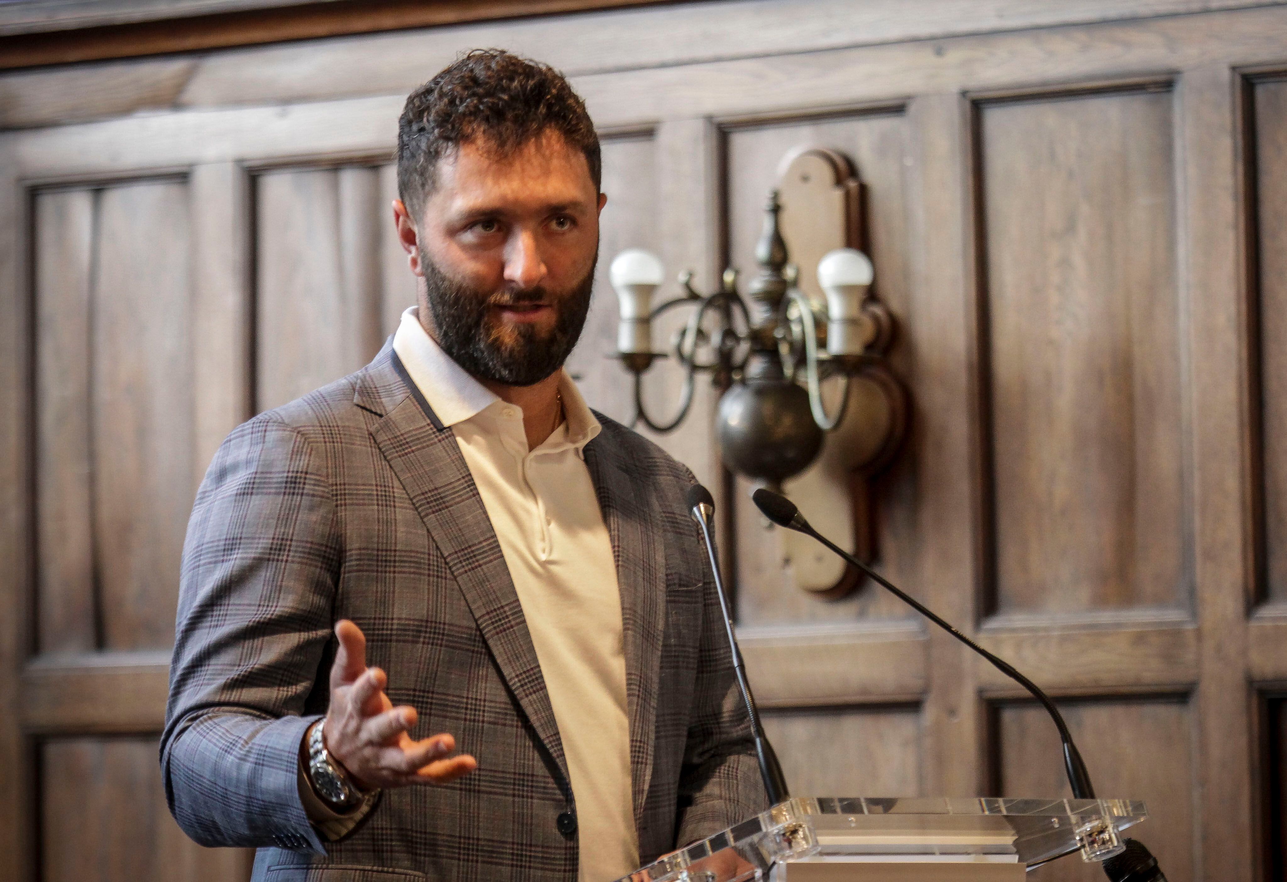 El golfista Jon Rahm, durante el acto para recibir el premio Dama Bilbaina 2023, en los salones de la Sociedad Bilbaina, en Bilbao (Bizkaia).