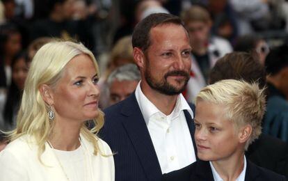 Mette Marit con su marido Haakon de Noruega y su hijo Marius Borg. 