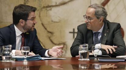 El presidente de la Generalitat, Quim Torra, junto al vicepresidente Pere Aragonès, durante la primera reunión del gobierno catalán después de las elecciones generales.
