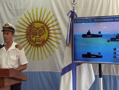 El portavoz de la Armada, Enrique Balbi, durante la rueda de prensa diaria, en Buenos Aires.