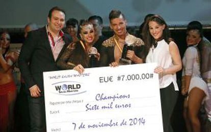 Anita y Adrián, al recibir el premio del 'World Salsa Masters'.