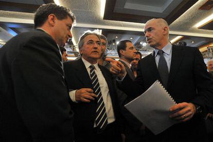 Papandreu (derecha) habla con líderes sindicales durante una convención ayer en Halkidiki (Grecia).