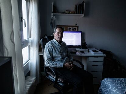 Agustín Molleda, de 72 años, posa para un retrato en su casa de Gijón, Asturias, en diciembre de 2021.
