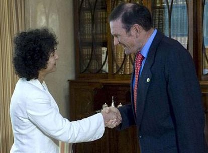 El lehendakari, Juan José Ibarretxe, ha recibido a la secretaria general de Amnistía Internacional, Irene Khan, durante la visita institucional que ésta ha realizado hoy a Vitoria.