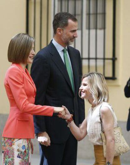 Los Reyes Felipe VI y Letizia saludan a Eugenia Martínez de Irujo (d), duquesa de Montoro, durante el acto que han presidido este martes en el Palacio de El Pardo con motivo del bicentenario de la fundación de la Diputación de la Grandeza de España.