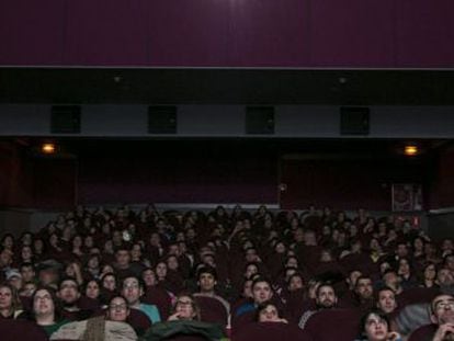Una sala de cine llena de espectadores.