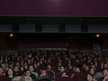 Una sala de cine llena de espectadores.