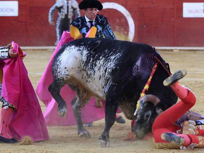 Víctor Barrio, en el momento de ser mortalmente herido en la plaza de Huesca en julio de 2016.