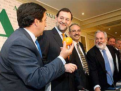 Rajoy, ayer, junto al presidente de Asaja, Pedro Barato (izquierda), durante la junta general de esa asociación.