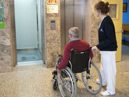 Un usuario en silla de ruedas entra en un ascensor. 