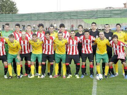 Los equipos del Athletic y Mirand&eacute;s posan antes del partido amistoso celebrado en Basauri.
