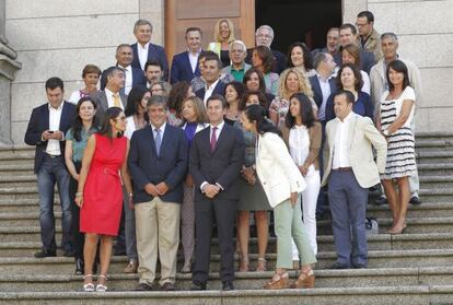 Feijóo ayer en las escaleras del Parlamento junto a los diputados del PP.