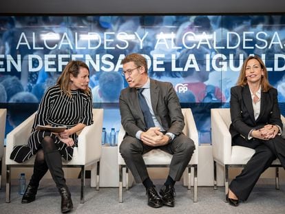 El presidente del Partido Popular, Alberto Núñez Feijóo, entre la alcaldesa de Castellón, Begoña Carrasco García, a la izquierda, y la alcaldesa de Zaragoza Natalia Chueca, este lunes, en la sede del PP.