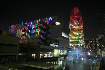 A l'esquerra, 'Asalto Barcelona' de Daniel Canogar a la façana del DHUB. Al centre, 'Hack the Light UP' de Protopixel, que permet controlar la llum de la torre Glòries. A la dreta, 'Constellations' de Joanie Lemercier al llac del DHUB.