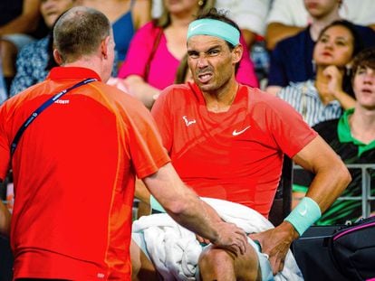 Nadal es atendido por el médico durante el partido contra Thompson en Brisbane.