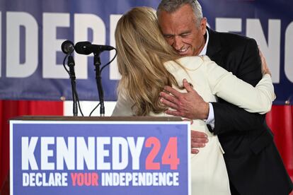 Robert F. Kennedy Jr. abraça sua esposa, a atriz Cheryl Hines, nesta segunda-feira em um evento de campanha na Filadélfia.