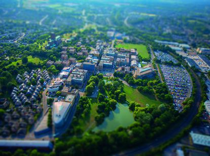 Vista aérea del campus de la Universidad de Surrey.