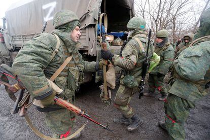 Miembros de las tropas prorrusas sostienen armas en el asentamiento controlado por los separatistas de Ríbinsk, en la región de Donetsk (Ucrania). El Fondo Monetario Internacional (FMI) trabaja en una ayuda de más de 1.200 millones de euros para Ucrania que espera aprobar a principios de la próxima semana.