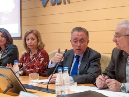 Desde la izquierda, Jos&eacute; Ignacio San Miguel, de MC-UGT; Bego&ntilde;a Cristeto, secretaria general de Industria y Pyme; Maria Luisa Poncela, secretaria general de Ciencia, Tecnolog&iacute;a e Innovaci&oacute;n y presidenta de CDTI; Adolfo Men&eacute;ndez, presidente de Tedae; y M&aacute;ximo Blanco, de CC OO de Industria.