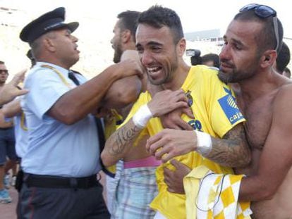 Un aficionado anima a Momo, jugador de Las Palmas, tras la eliminaci&oacute;n del domingo.
 
 