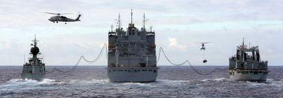 El 'Ocean Shield' (izquierda) de la Armada australiana y el 'Success' de la Marina británica reciben suministros desde el 'César Chávez', de EE UU, en la búsqueda del MH370.