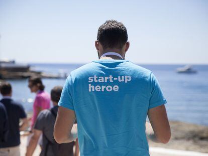 Hombre luce una camiseta del programa Menorca Millennials bajo el eslogan Start-up heroe.  
