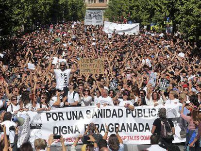 El m&eacute;dico Jes&uacute;s Candel, en brazos en una manifestaci&oacute;n en Granada.