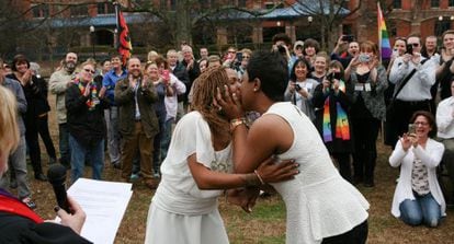 Yashinari Effinger besa a su esposa Adrian Thomas al contraer matrimonio esta semana en Alabama. 