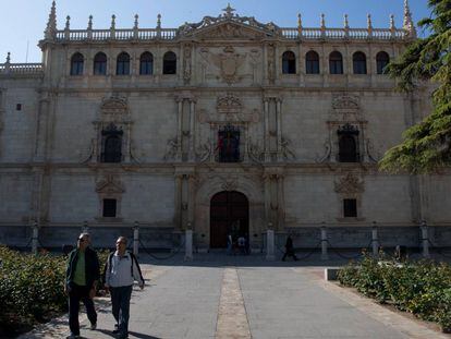 La fachada restaurada de la universidad de Alcalá de Henares. 