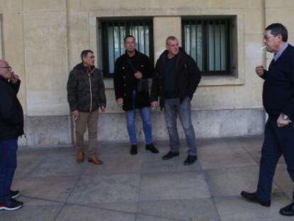 Un testigo protegido, frente a los siete hombres que se sientan en el banquillo por la muerte del regidor alicantino