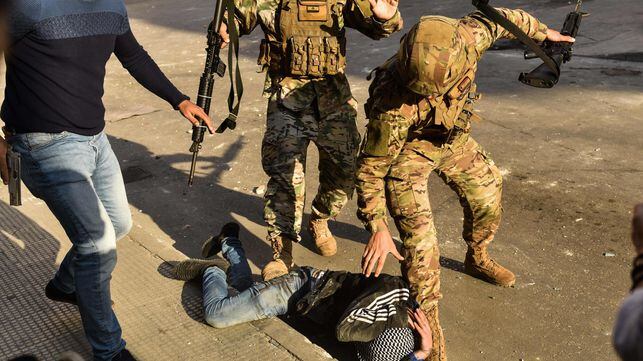 Soldados libaneses arrestan a un joven en la ciudad libanesa de Trípoli, este martes.