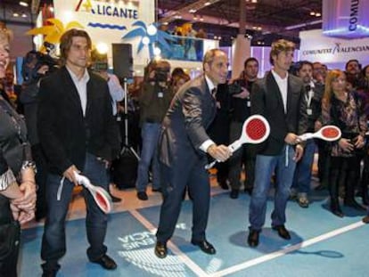 Camps (en el centro), el 30 de enero de 2009 en el pabellón valenciano de Fitur, el último gran contrato de Gürtel, flanqueado por los tenistas Ferrer y Ferrero.