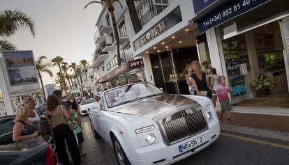 Un Rolls-Royce se pasea por Puerto Ban&uacute;s.