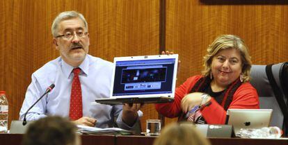Antonio Ávila muestra ayer a un diputado del PP la página web de una empresa que recibió fondos de Invercaria.