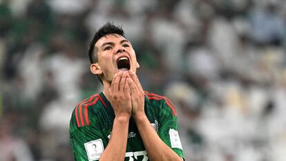 Hirving Lozano se lamenta tras una falla en el partido contra Arabia Saudí.