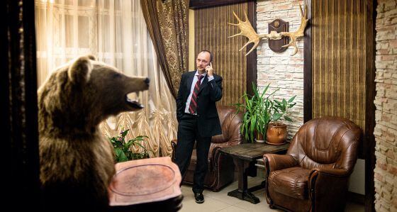 Un hombre de negocios ruso, en el restaurante La Caverna del Oso, el más elegante de Nyagan.