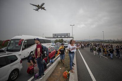 Els manifestants tallen l'accés a l'aeroport del Prat.