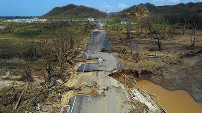 Carretera destrozada por el hurac&aacute;n Mar&iacute;a en Toa Alta, al oeste de San Juan.  