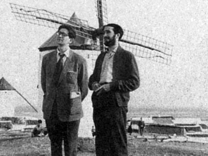 Ignacio Aldecoa y Rafael Sánchez Ferlosio posando ante un molino, por tierras de La Mancha en 1954.